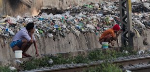 1280px-Open_defecation_India.jpg