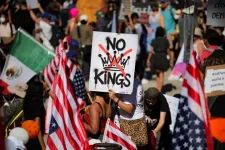 4_2025-10-18T211411Z_2122743231_RC2LEHAX7Z99_RTRMADP_3_USA-TRUMP-PROTESTS.JPG.webp