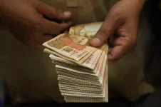 2025-07-30T033956Z_2140935231_RC2GWFA6U7T3_RTRMADP_3_PAKISTAN-ECONOMY-CURRENCY-scaled-1024x68...webp