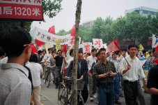 调整大小 Anti-American_Protests_in_Nanjing,_1999_(flickr_2543499638).jpg