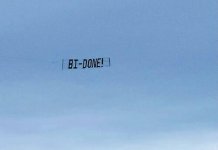 sunday-news-plane-carrying-streamer-84698172.jpeg
