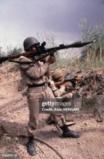 un-militaire-muni-dune-arme-de-guerre-mitraille-lennemi-circa-1980-en-irak.jpg