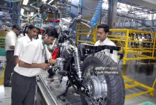 workers-assemble-bajaj-auto-ltd-avenger-motorcycles-on-thur[1].jpg