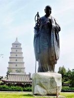 Statue_of_Xuanzang_in_front_of_Giant_Wild_Goose_Pagoda._Xi'an._2011.jpg