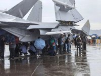 天公不作美，开放歼-15T给观众“躲雨”_1_小猿军事蜜_来自小红书网页版.jpg